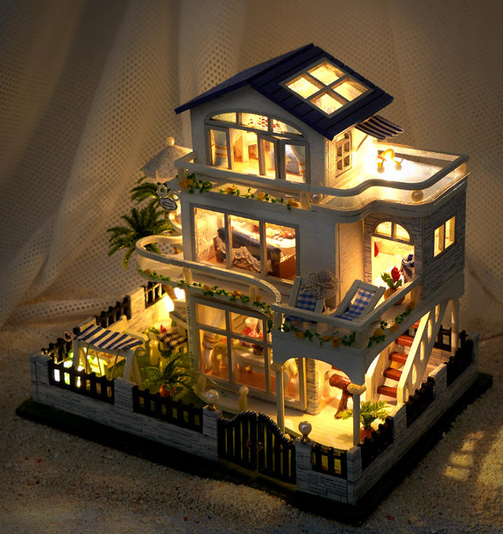 Miniatur-Puppenhaus Bausatz Café aus Holz, mit Möbeln und LED-Beleuchtung. Zum Selberbauen für Erwachsene & Kinder. Kreatives Hobby – tolles Weihnachtsgeschenk für die ganze Familie.